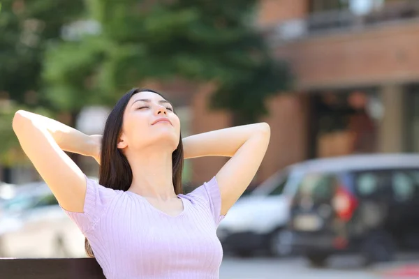 Làm thế nào để tránh say nắng và giữ cơ thể mát mẻ trong mùa hè
